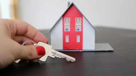 casa miniatura con chiavi in mano