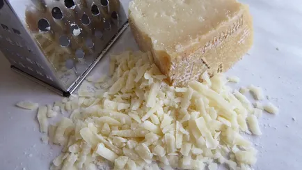 formaggio grana e grattugia
