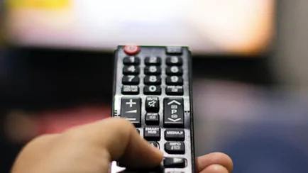 Foto generica di un telecomando che accende una Tv