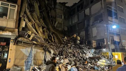 Un palazzo crollato a causa del terremoto in Turchia