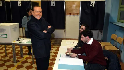 Silvio Berlusconi oggi al seggio elettorale