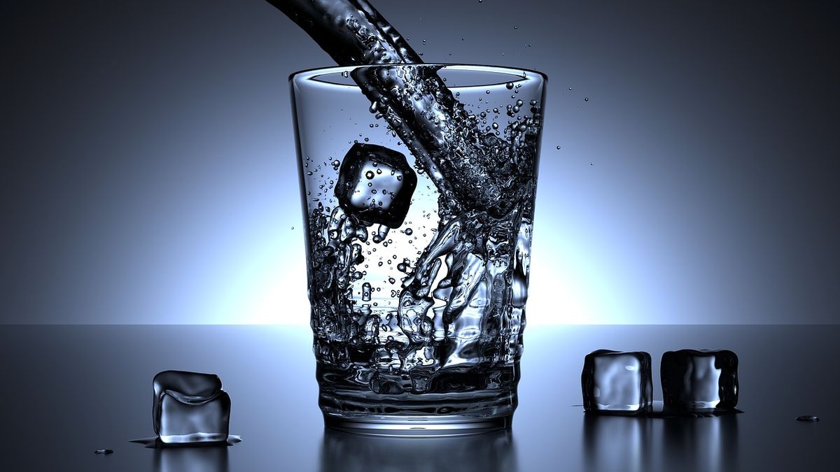 Boire de l’eau pour faire baisser la glycémie, voici combien boire et quand