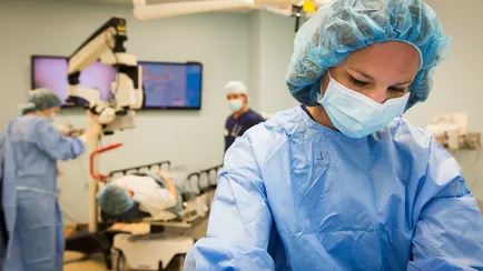 chirurgo donna in sala operatoria
