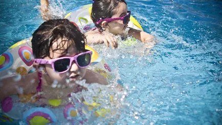 bambine che nuotano in piscina
