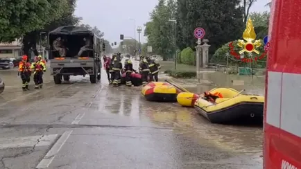 Vigili del fuoco e militari impegnati nei soccorsi in Emilia Romagna