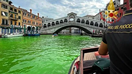 Acqua verde fosforescente a Venezia