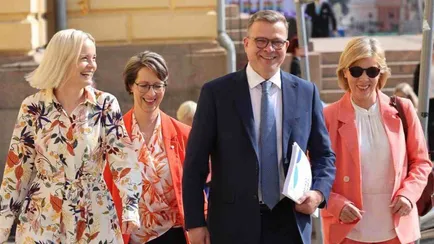 Il nuovo premier finlandese Petteri Orpo al centro