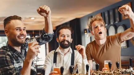uomini festeggiano con birra