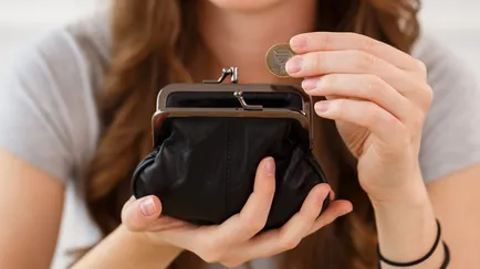 donna mette un euro nel borsellino