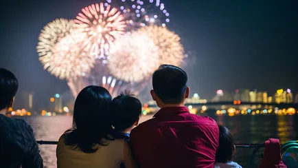 persone guardano i fuochi di artificio