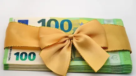 L' arrivo a dicembre del bonus natale rappresentato da una mazzetta di 100 euro infiocchettati con un nastro giallo
