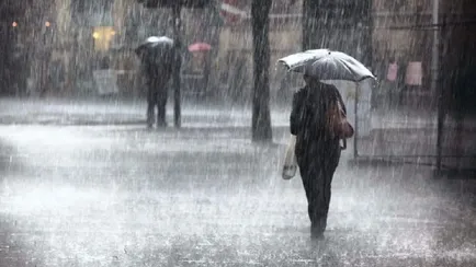 Una persona cammina con un ombrello durante un temporale