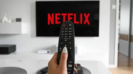 Una persona che apre l'applicazione Netflix sulla Tv 
