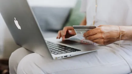 Una donna fa shopping online