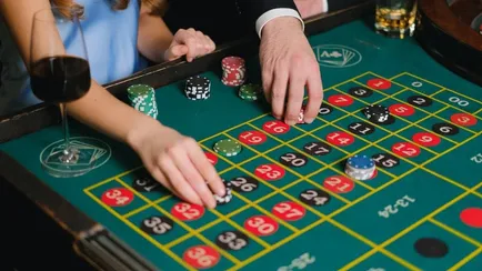 persone che giocano d'azzardo su tavolo verde 