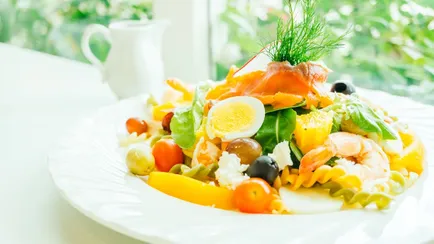 insalata mista di pasta fredda con uova e gamberi