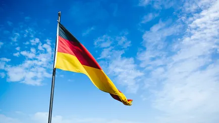 bandiera tedesca su cielo blu