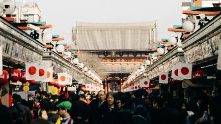strada in giappone con bandiere giapponesi