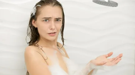 donna fa la doccia perplessa
