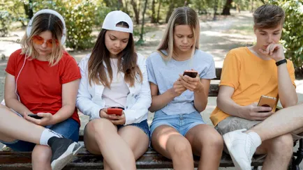 adolescenti insieme ma ognuno con il proprio smartphone