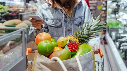 donna compra frutta al supermercato