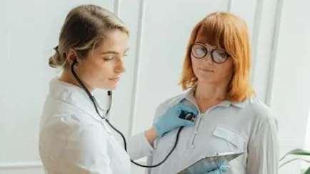 medico-visita-una-paziente