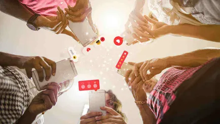 un-gruppo-di-amici-usa-i-social-network-attraverso-il-proprio-smartphone