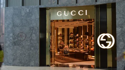 Kering, proprietaria di Gucci, crolla in borsa dopo l'allarme sui ricavi